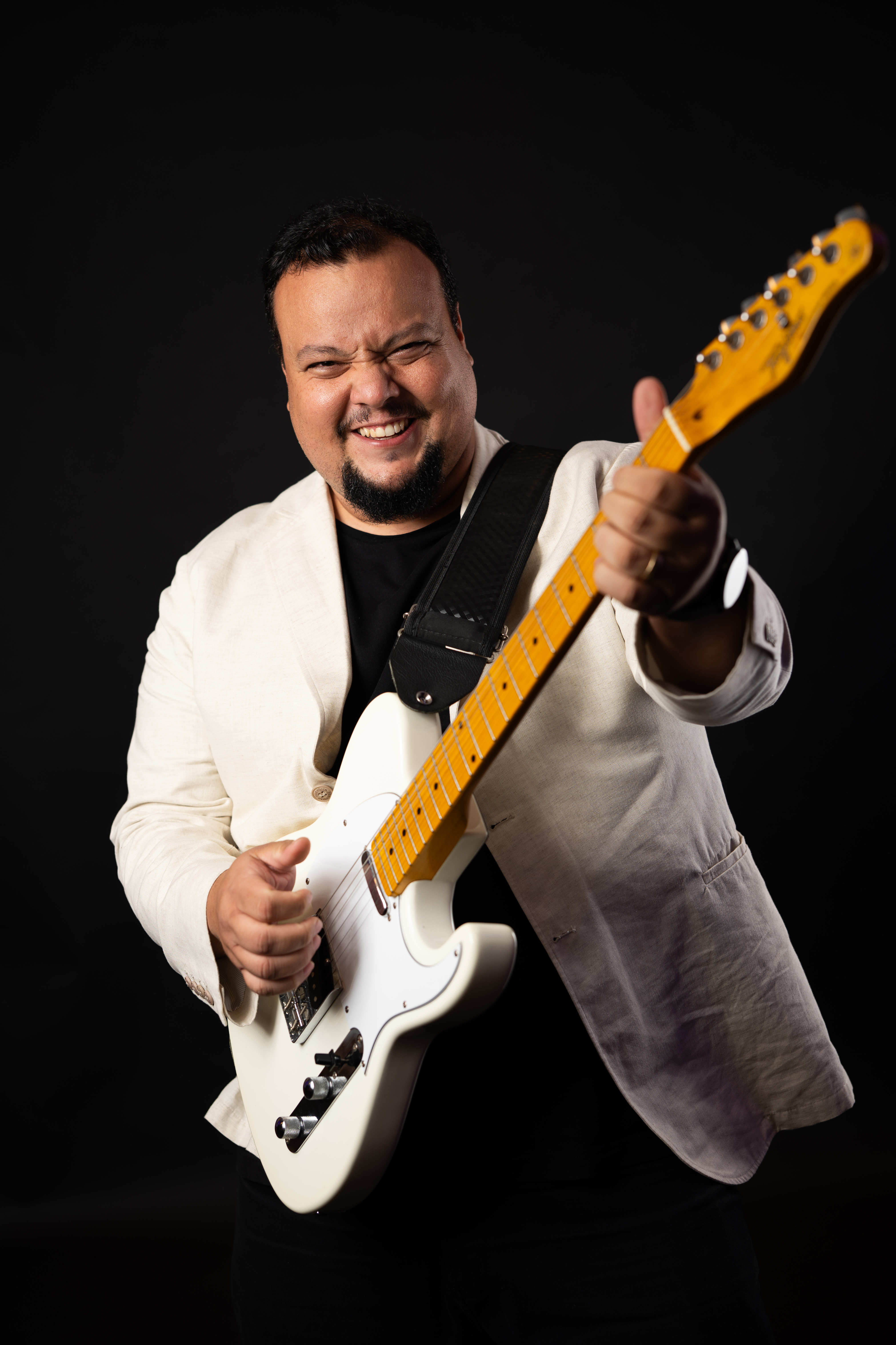 Lucas Penteado em palestra com música ao vivo como diferencial